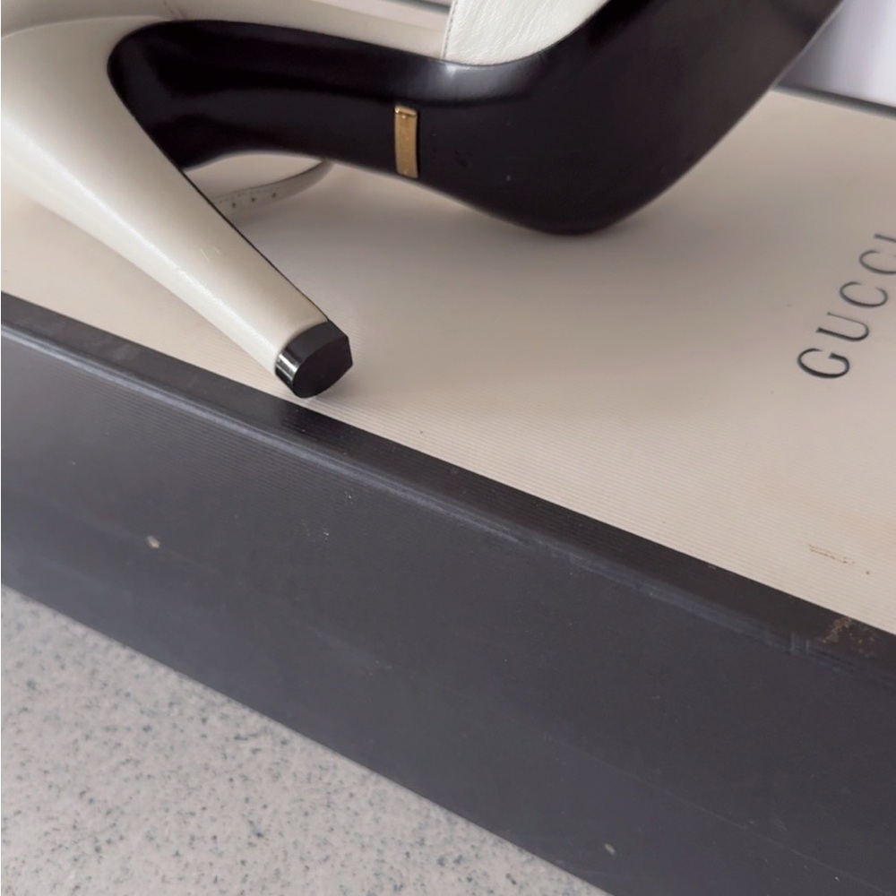 Gucci Women's Elegant White Heels - Picture 3 of 4